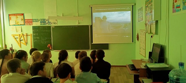 Работники МБУК «Федосеевский СДК» и учащиеся школы, совершили виртуальную экскурсию в «Народный военно-исторический музей Самбекские высоты».